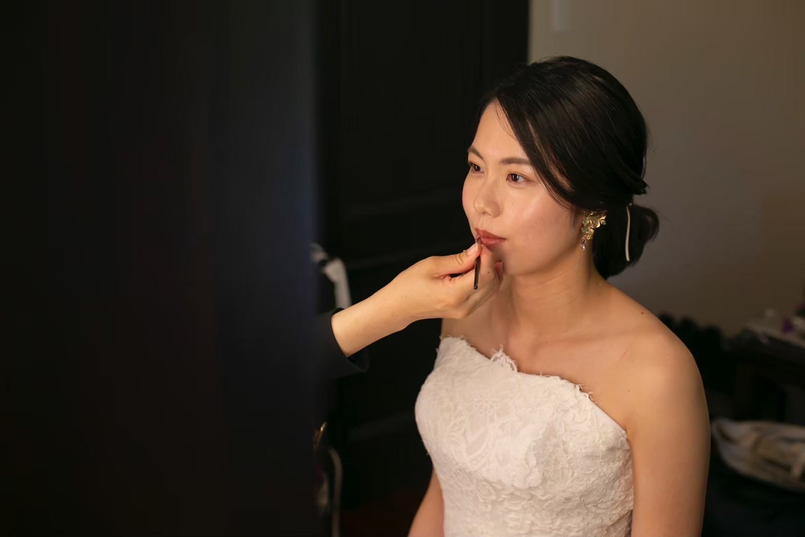 支度中の花嫁、ウエディング小物