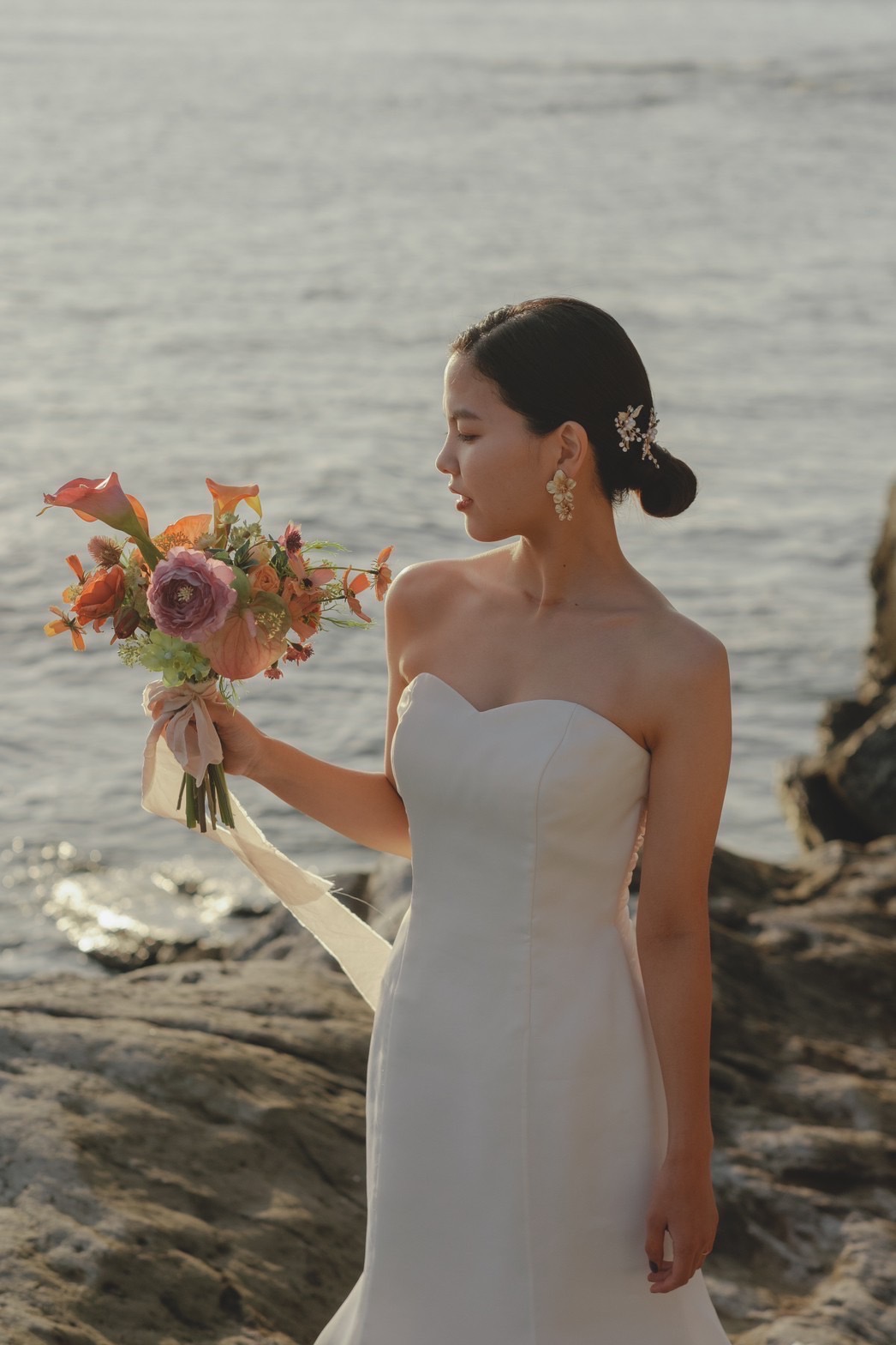 海辺で微笑む花嫁、ブーケを手に