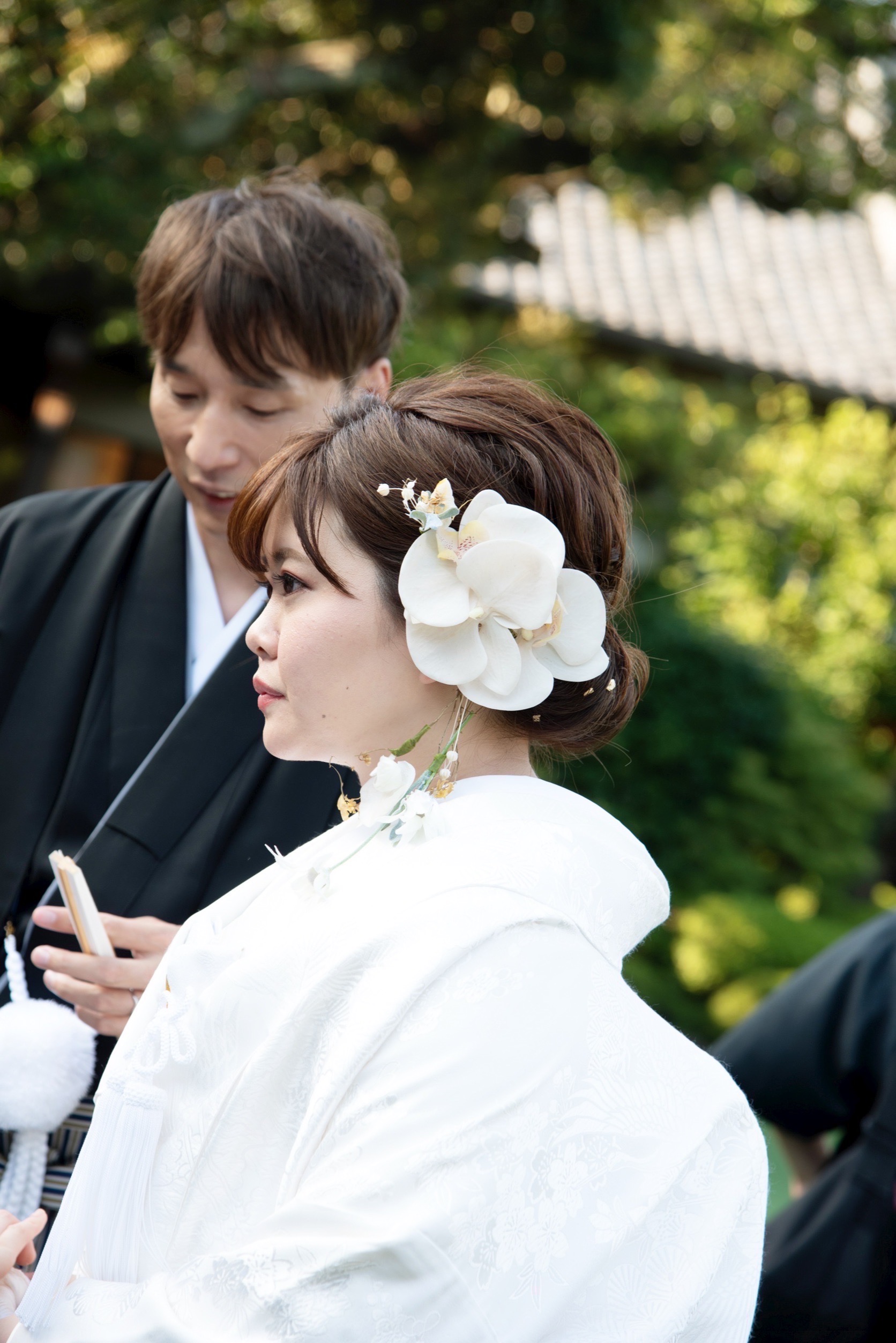 白無垢に胡蝶蘭の髪飾りをつけた花嫁